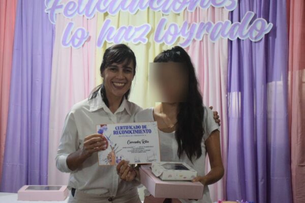 Internas finalizaron con éxito capacitación en Peluquería y Manicura